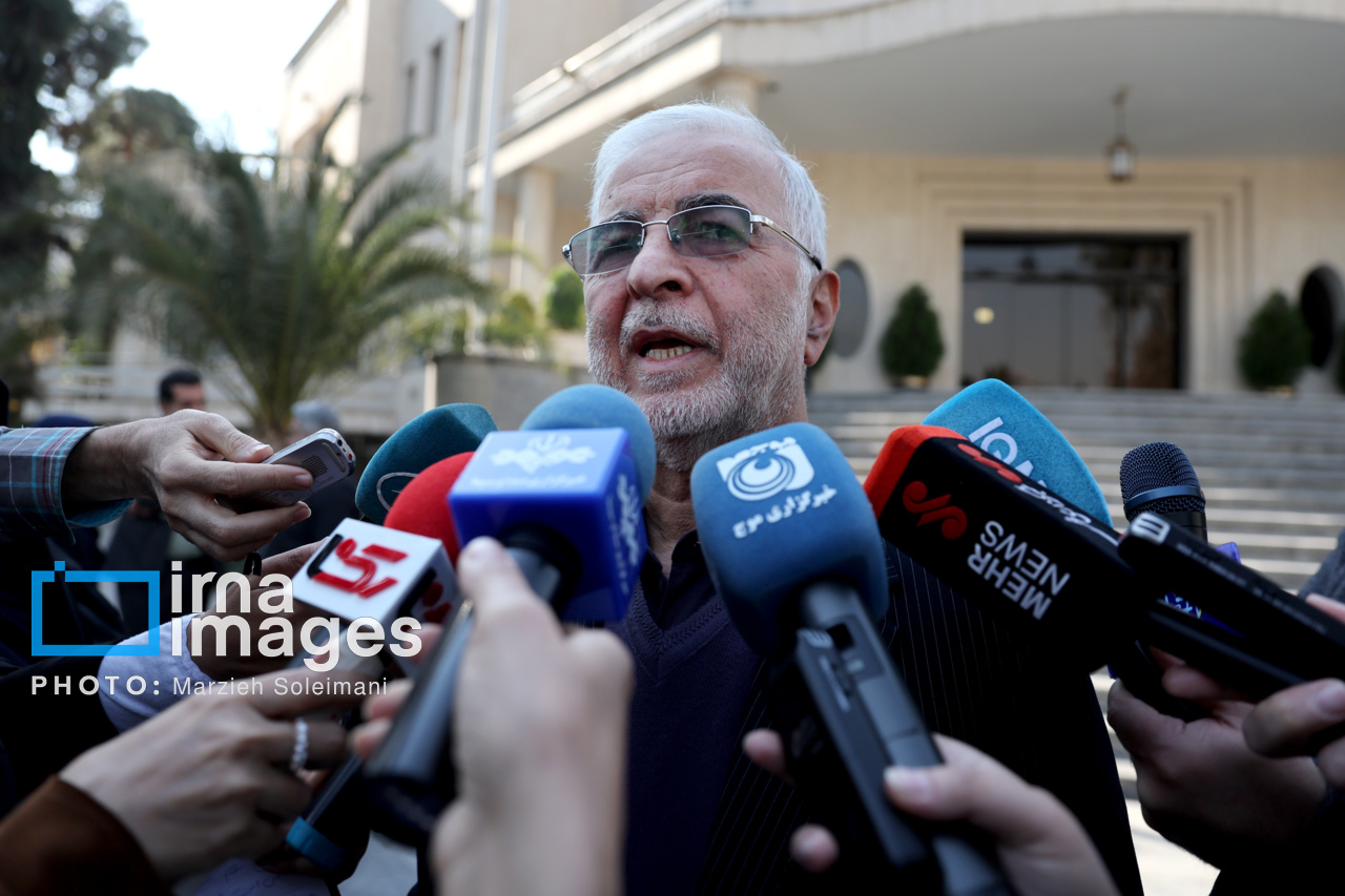 اعضای هیأت دولت در جمع خبرنگاران