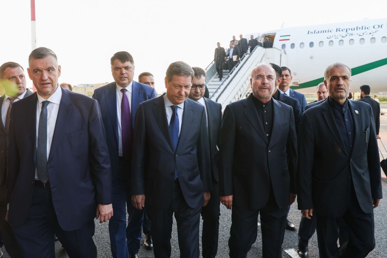  استقبال نایب‌رئیس مجلس دومای روسیه از محمدباقر قالیباف، در فرودگاه سن‌پترزبورگ