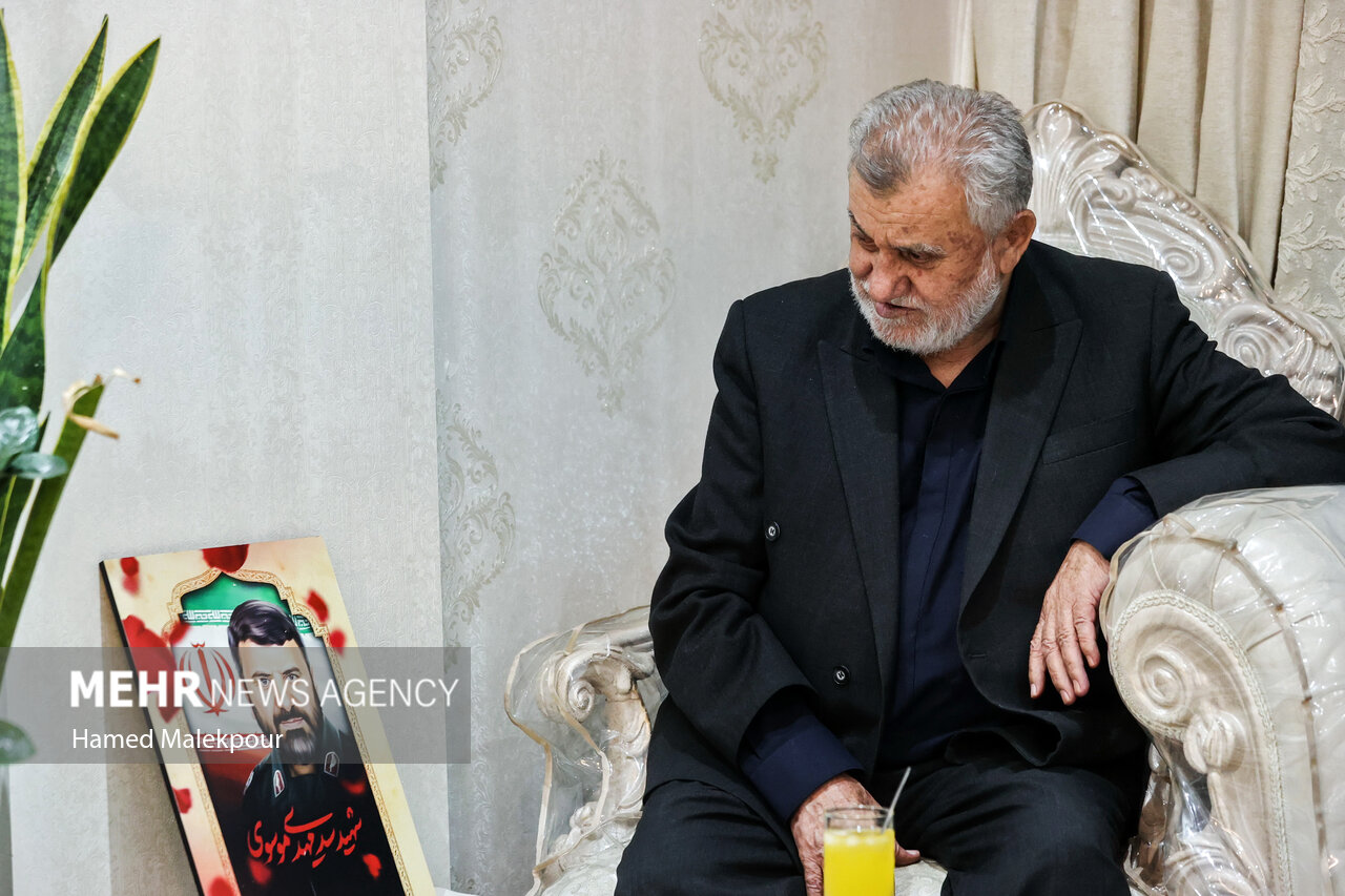 حضور رئیس مجلس در منزل سه تن از شهدای پرواز اردیبهشت