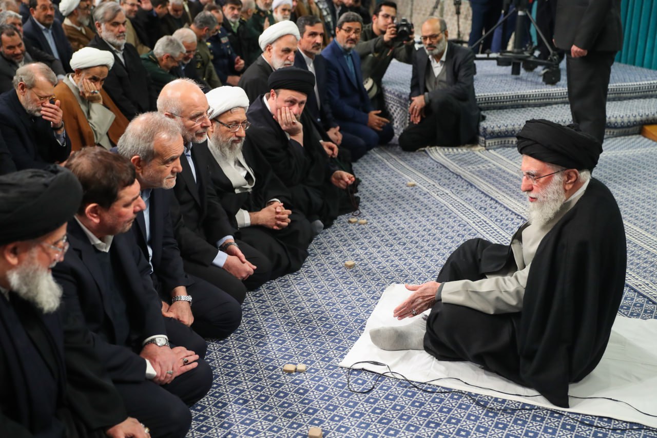 تصاویری از گفت‌وگوی رهبر انقلاب