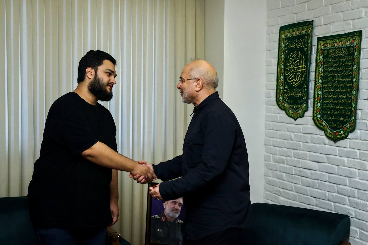 حضور قالیباف در منزل سرلشکر شهید حاجی‌زاده