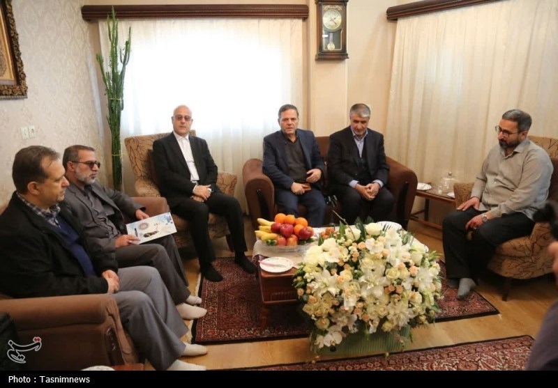 دیدار رئیس سازمان انرژی اتمی با خانواده شهید شهریاری