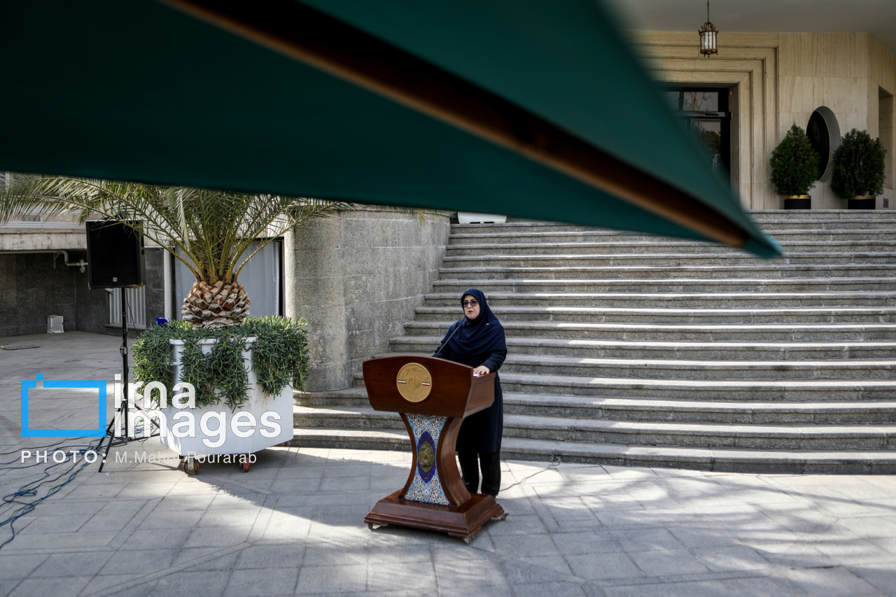 اعضای هیأت دولت در جمع خبرنگاران