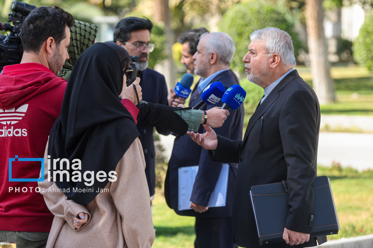 اعضای هیأت دولت در جمع خبرنگاران