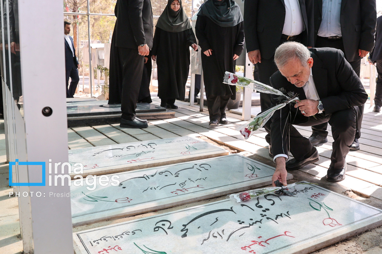 حضور پزشکیان بر مزار شهدای تهاجم اسرائیل به ایران