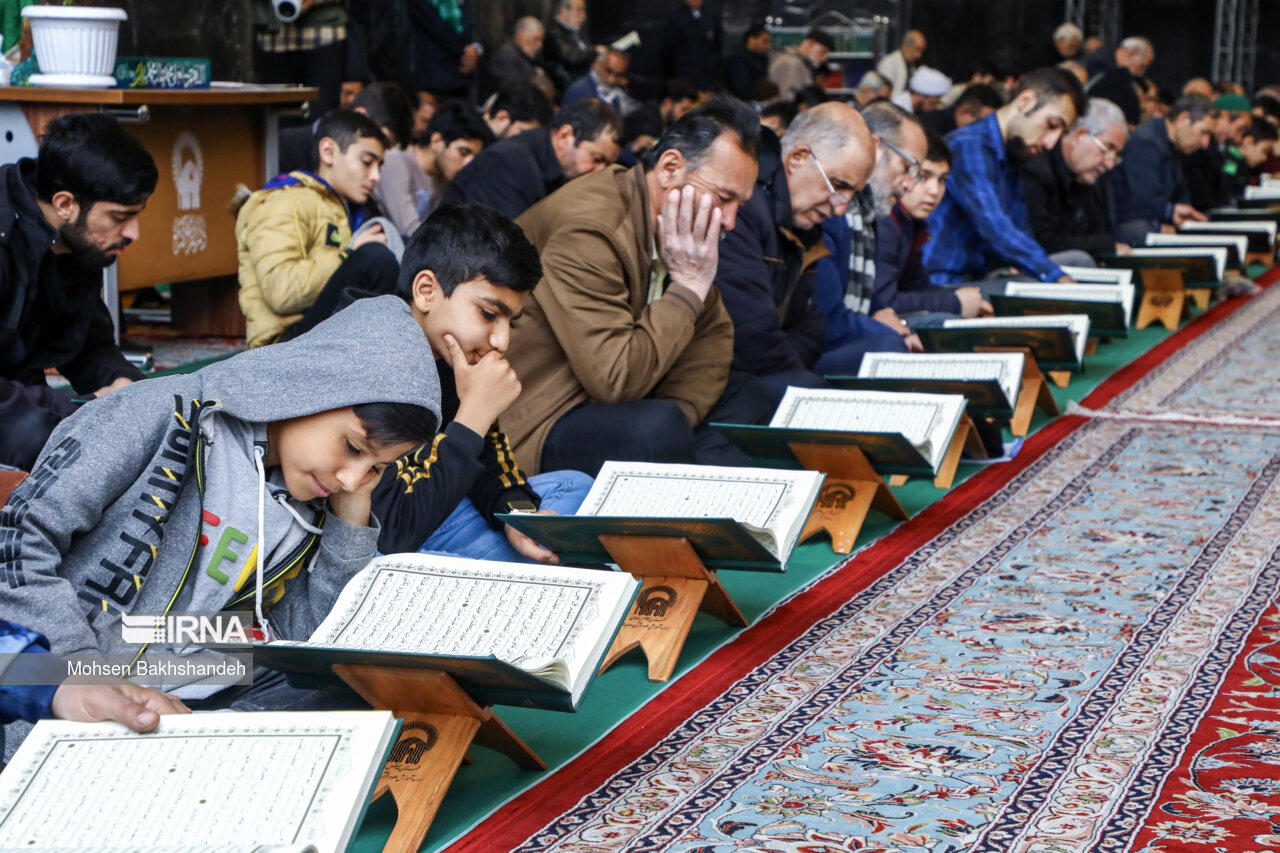 جزء خوانی قرآن در حرم امام رضا (ع)