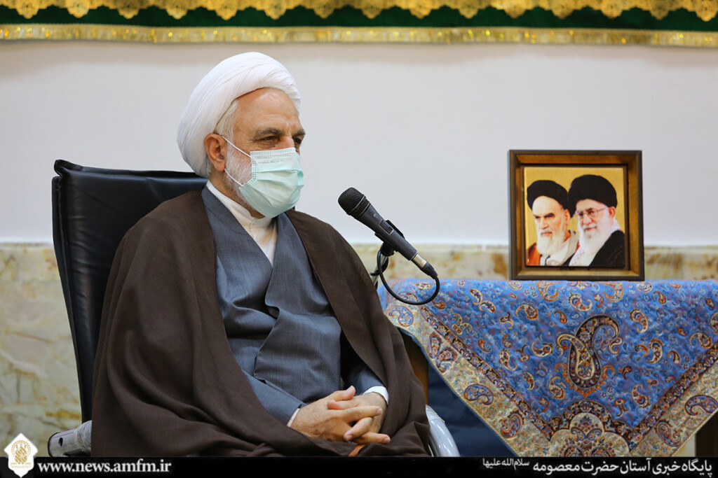 حضور اژه ای بر مزار آیت الله بهجت و علمای عظام