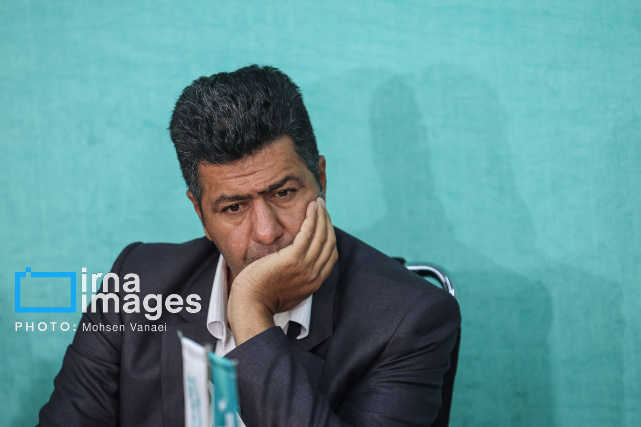 رونمایی تقریظ رهبر انقلاب بر کتاب «روح‌اللّه»