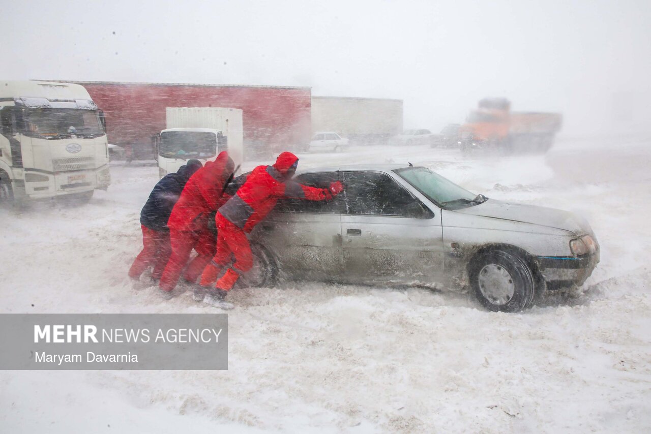امدادرسانی به خودروهای گرفتار در برف