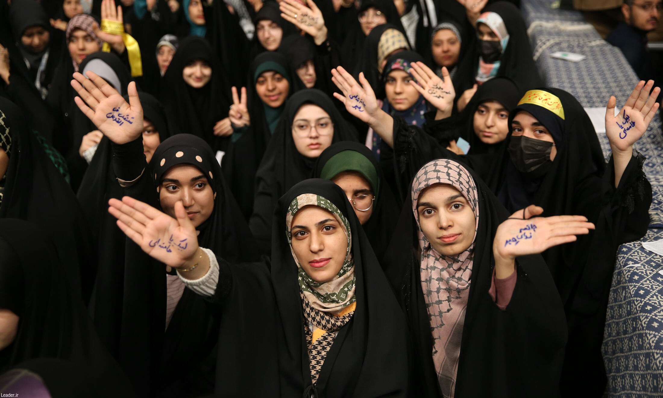 دیدار هزاران نفر از دانش آموزان با رهبر معظم انقلاب