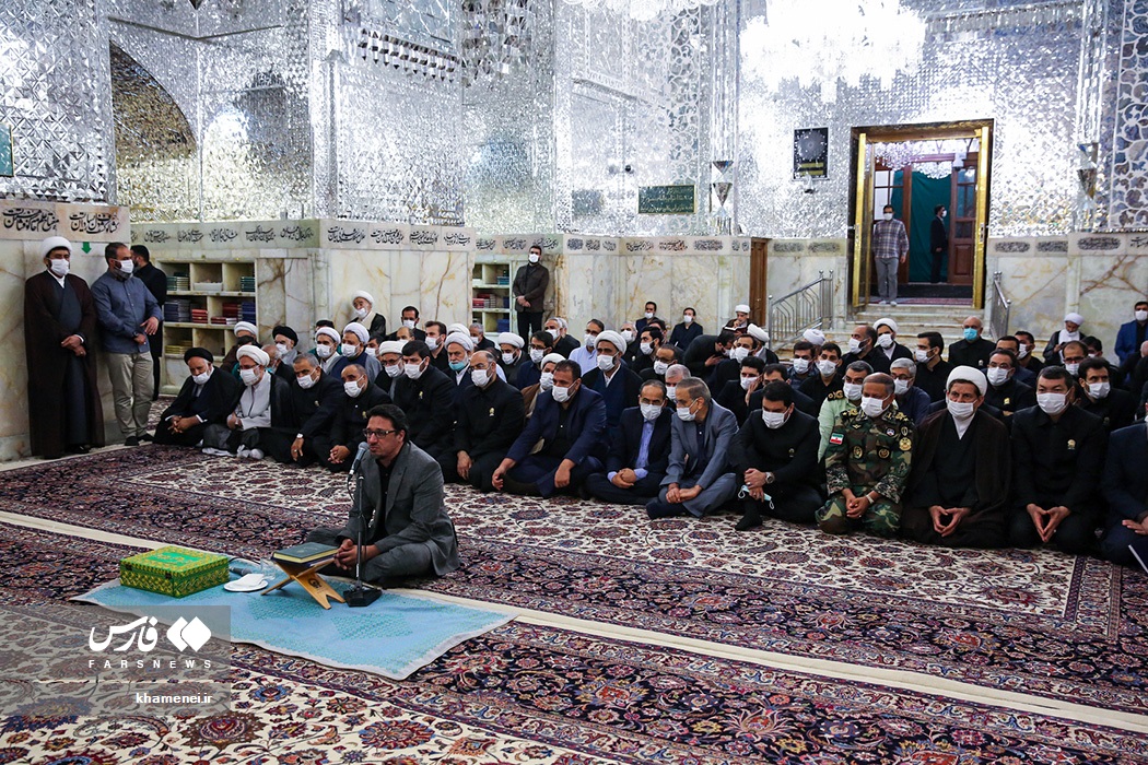 غبارروبی مضجع مطهر رضوی توسط رهبر انقلاب