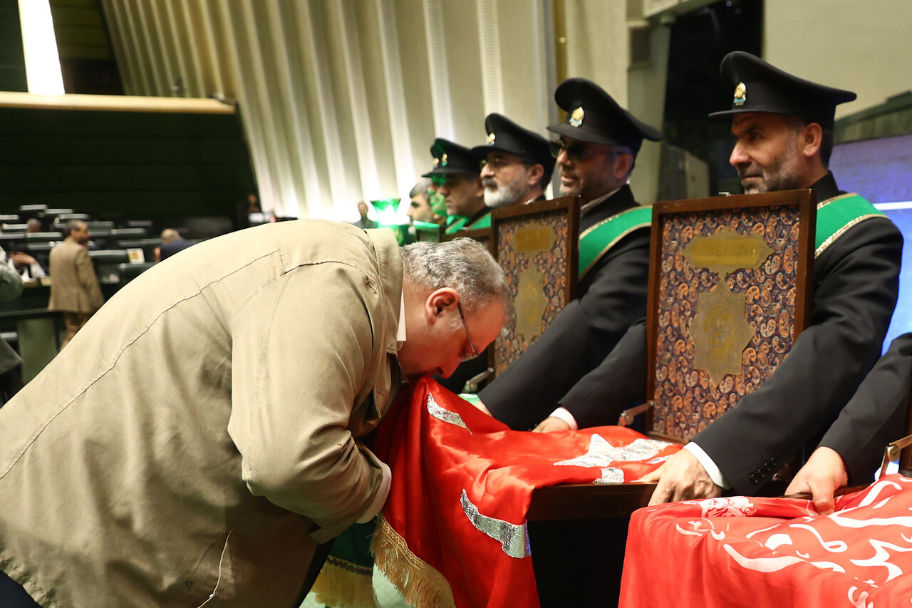 حضور خادمان مسجد جمکران در صحن علنی مجلس