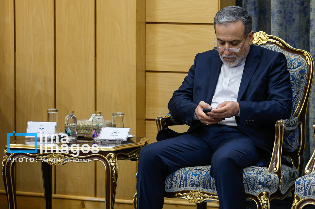 تصاویر مراسم بدرقه رئیس‌جمهور به عمان