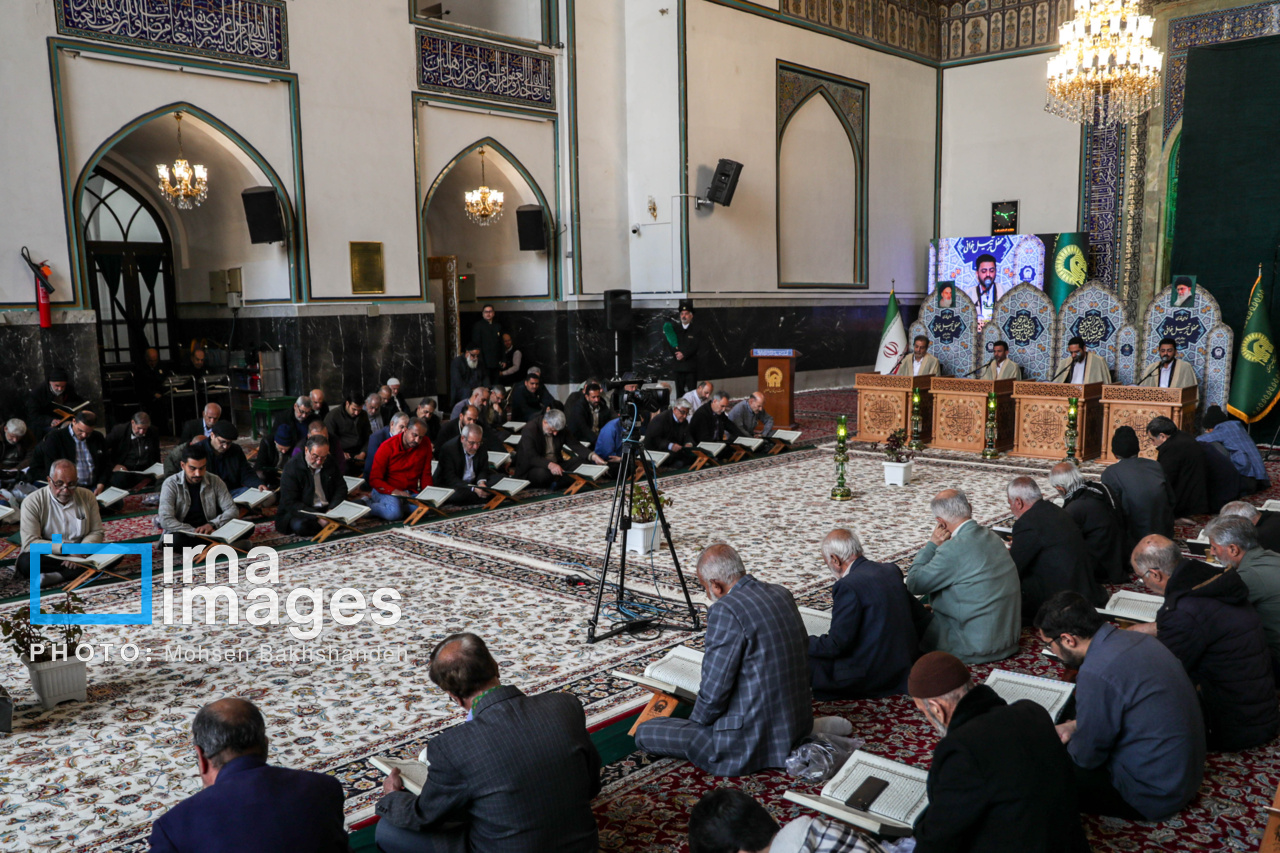 جزء خوانی قرآن در حرم امام رضا (ع)