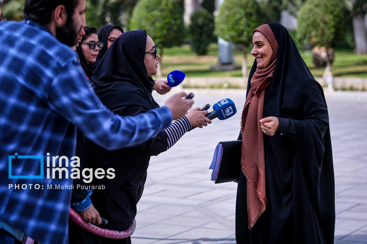 اعضای هیأت دولت در جمع خبرنگاران