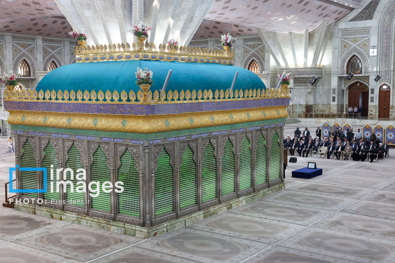 حضور پزشکیان بر مزار شهدای تهاجم اسرائیل به ایران