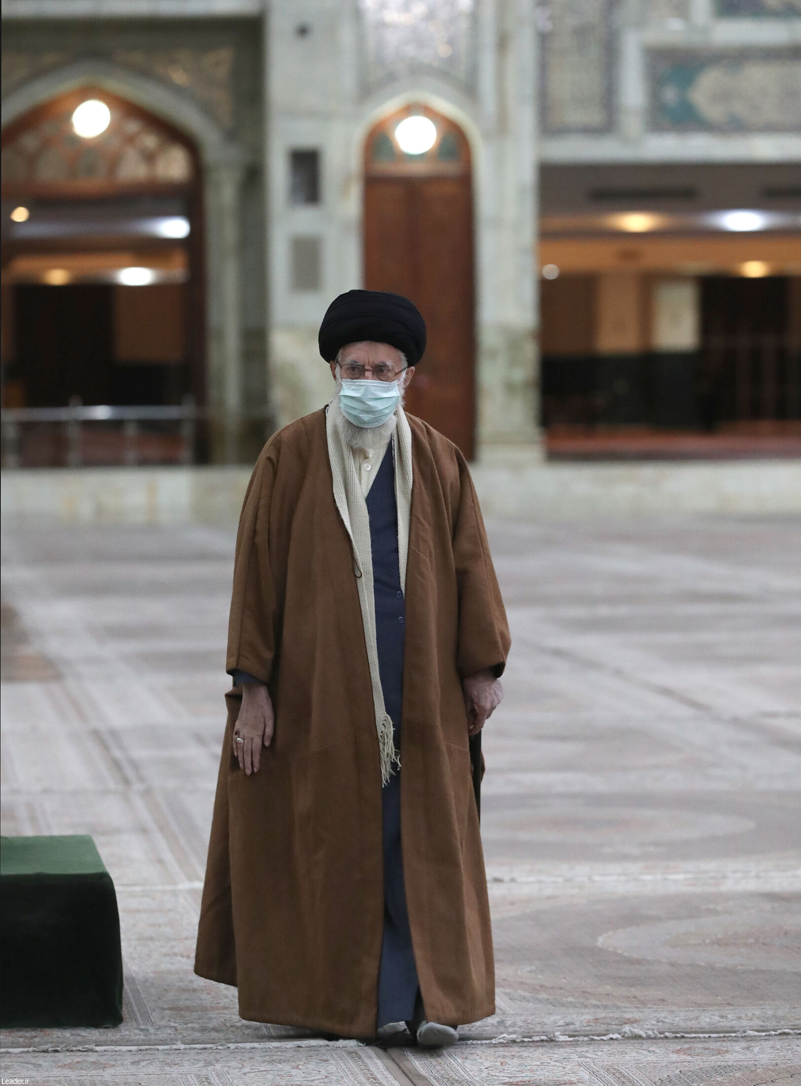 رهبر انقلاب در مرقد مطهرامام خمینی (ره) و گلزار شهدا