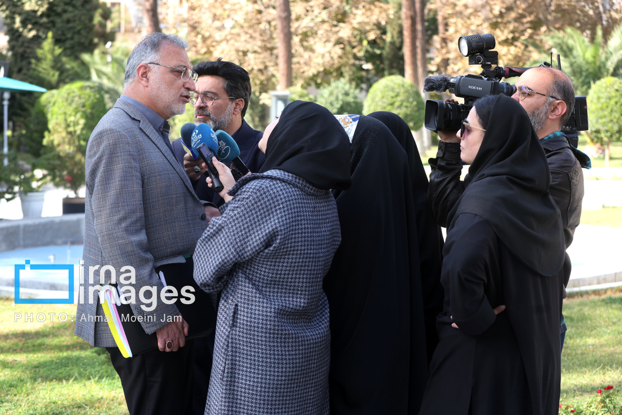 اعضای هیأت دولت در جمع خبرنگاران