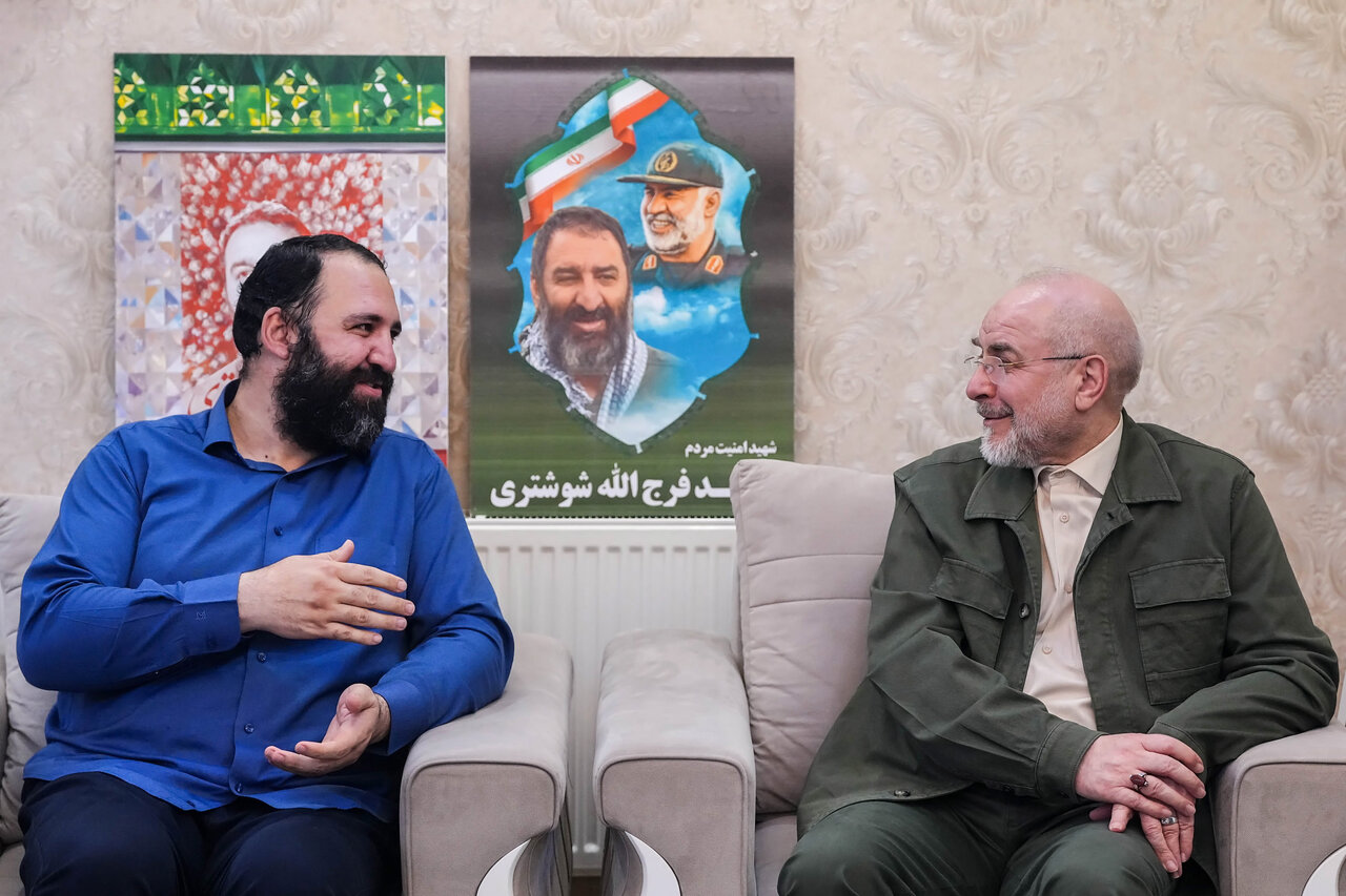 حضور قالیباف در منزل شهید فرج‌الله شوشتری - مشهد مقدس