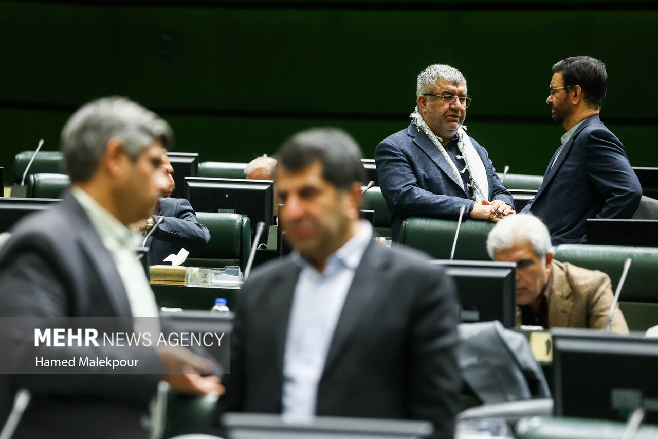 خادمان حرم حضرت عبدالعظیم در صحن مجلس