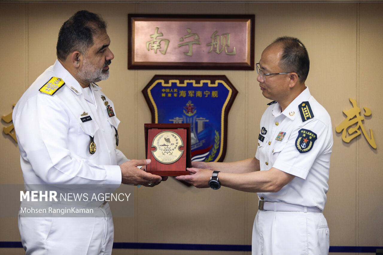 بازدید فرمانده نیروی دریایی ارتش از ناوهای چین و روسیه