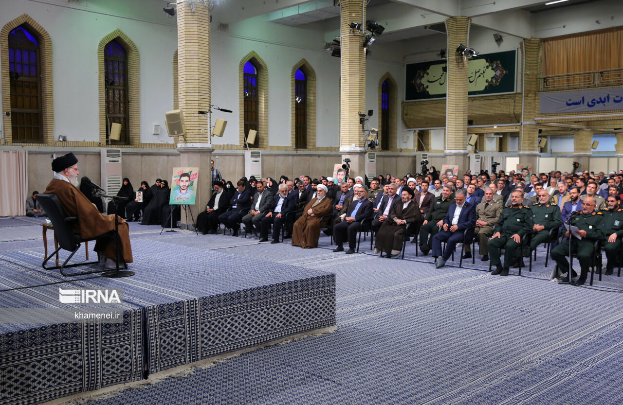 دیدار دست‌اندرکاران کنگره شهدای لرستان با رهبر انقلاب