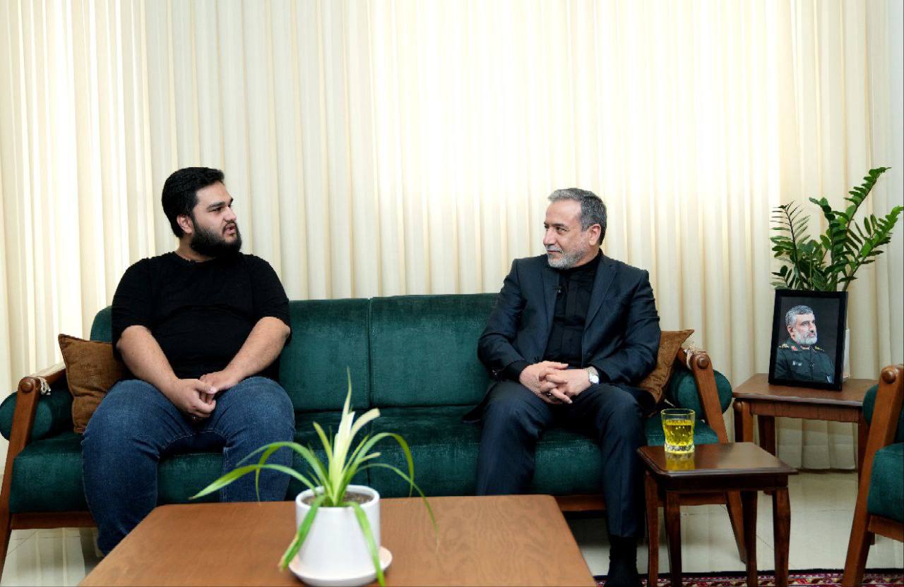 دیدار عراقچی با خانواده شهید حاجی زاده