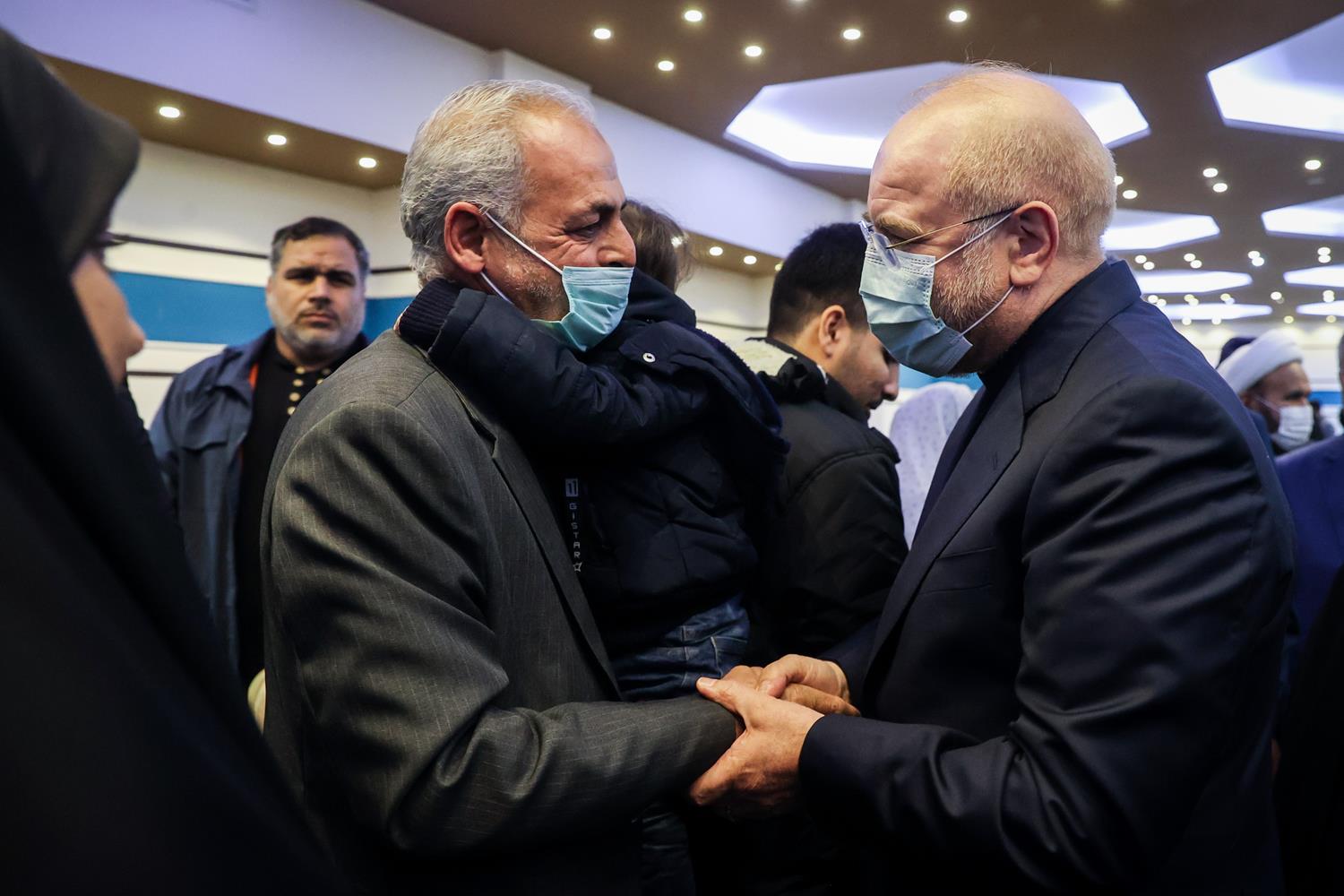 دیدار قالیباف با خانواده شهدای حادثه تروریستی شاهچراغ (ع)