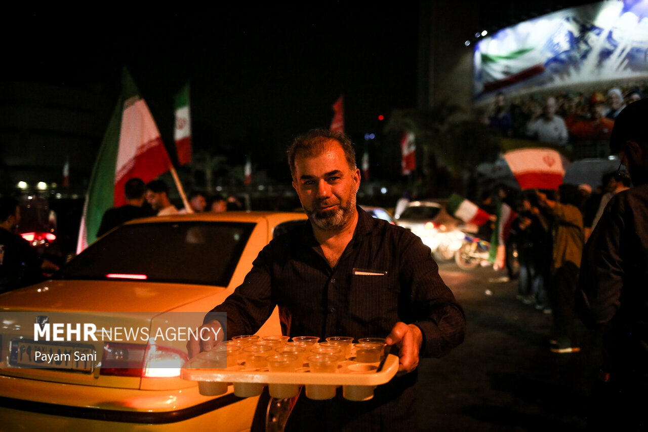 شادی مردم تهران پس از عملیات بشارت فتح
