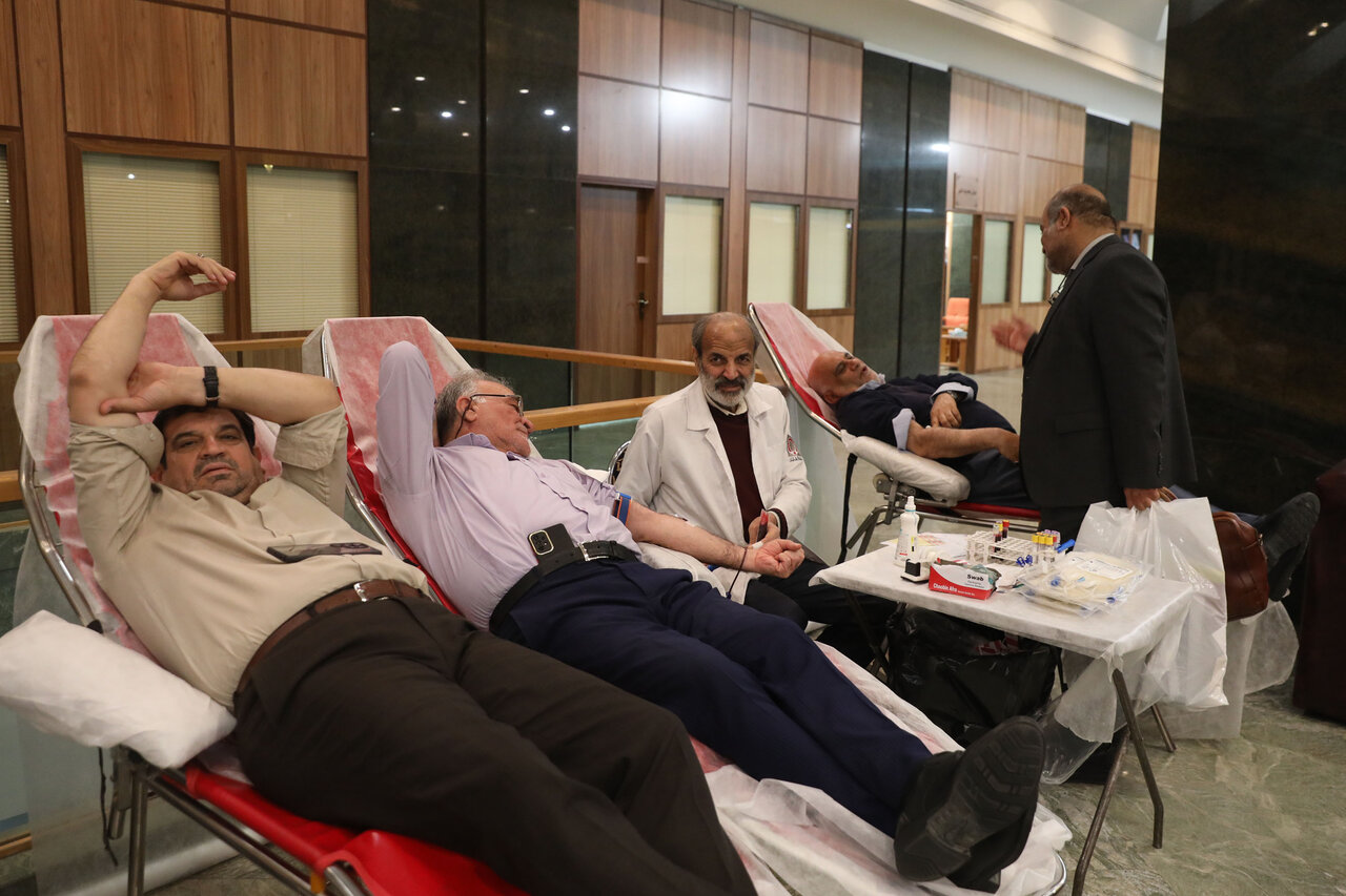 اهدای خون نمایندگان مجلس به مناسبت روز مجلس