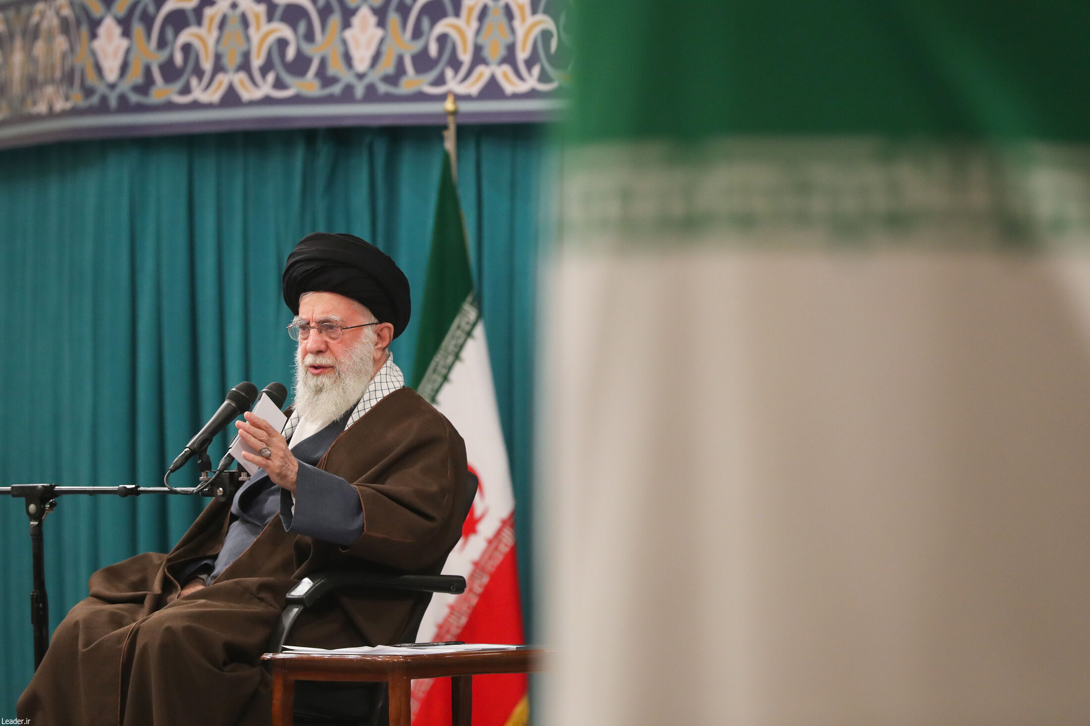  دیدار جمعی از رأی اولی‌ها و خانواده‌های شهدا با رهبر انقلاب
