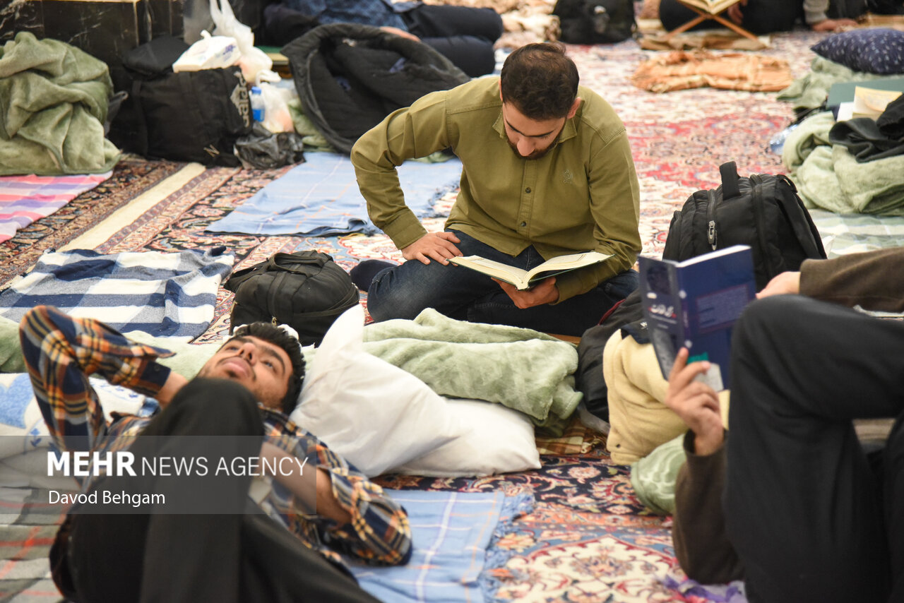 مراسم معنوی اعتکاف در حرم رضوی
