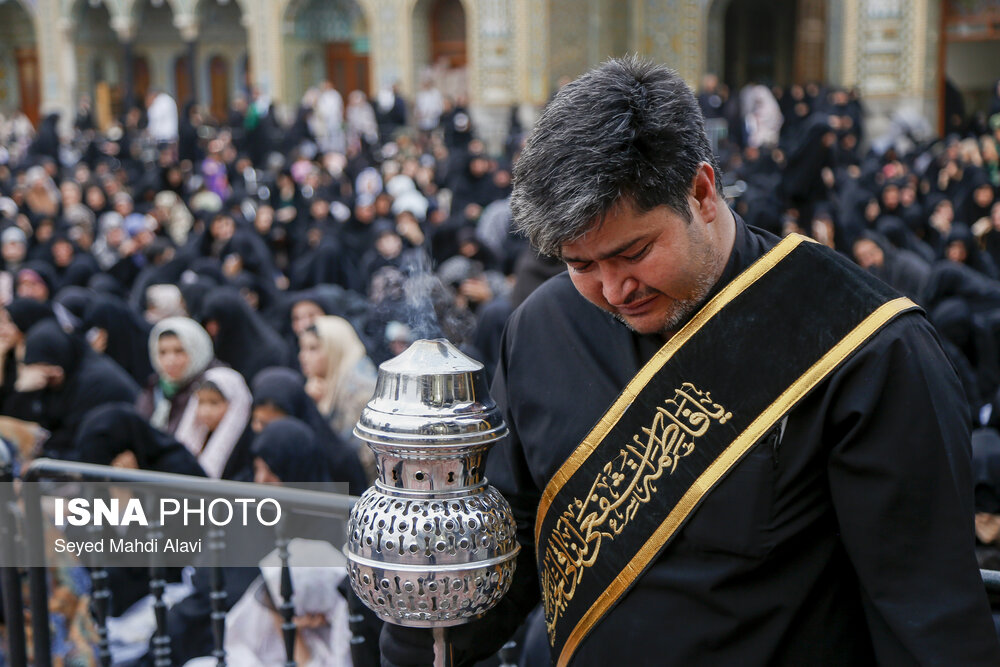 آیین تعویض پرچم گنبد حرم مطهر حضرت معصومه(س)