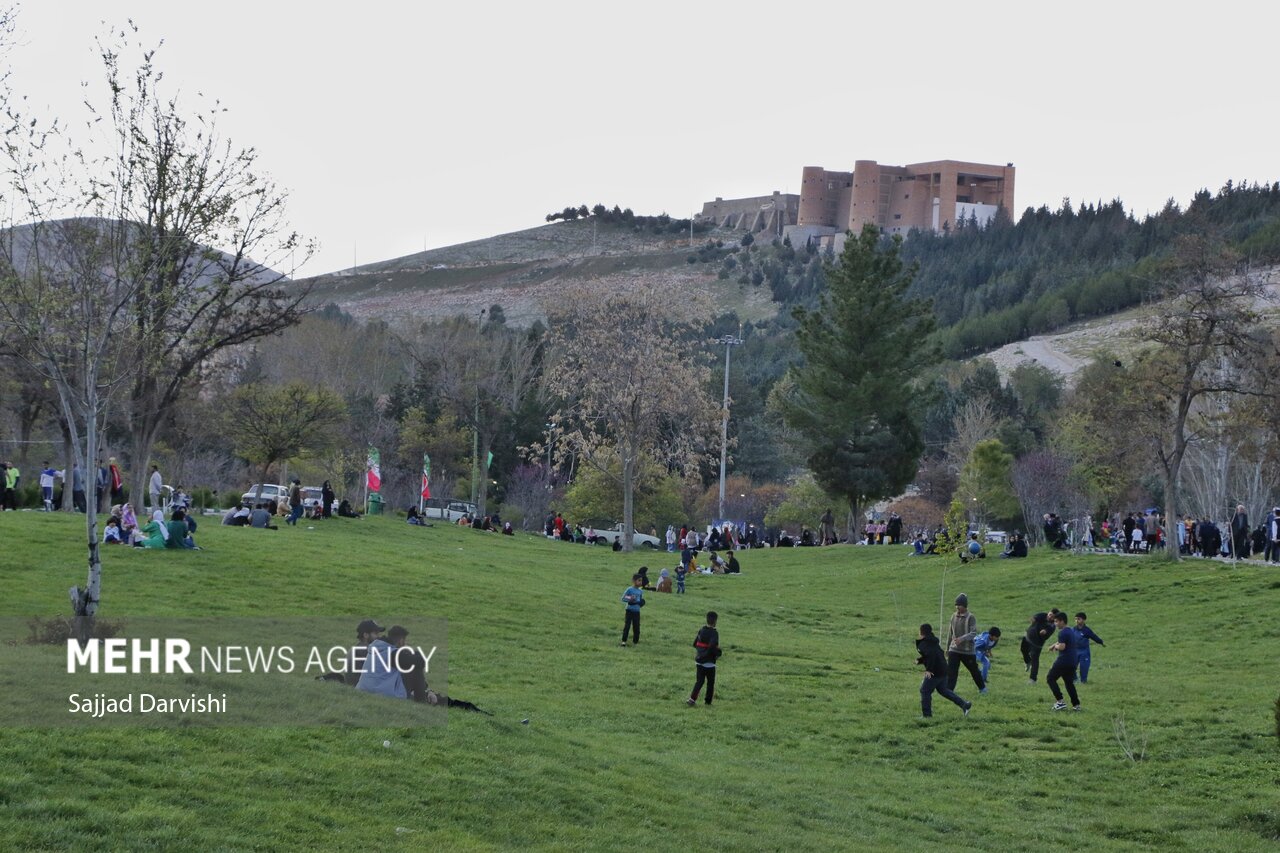 گردشگران نوروزی در پارک و دریاچه کیو خرم‌آباد