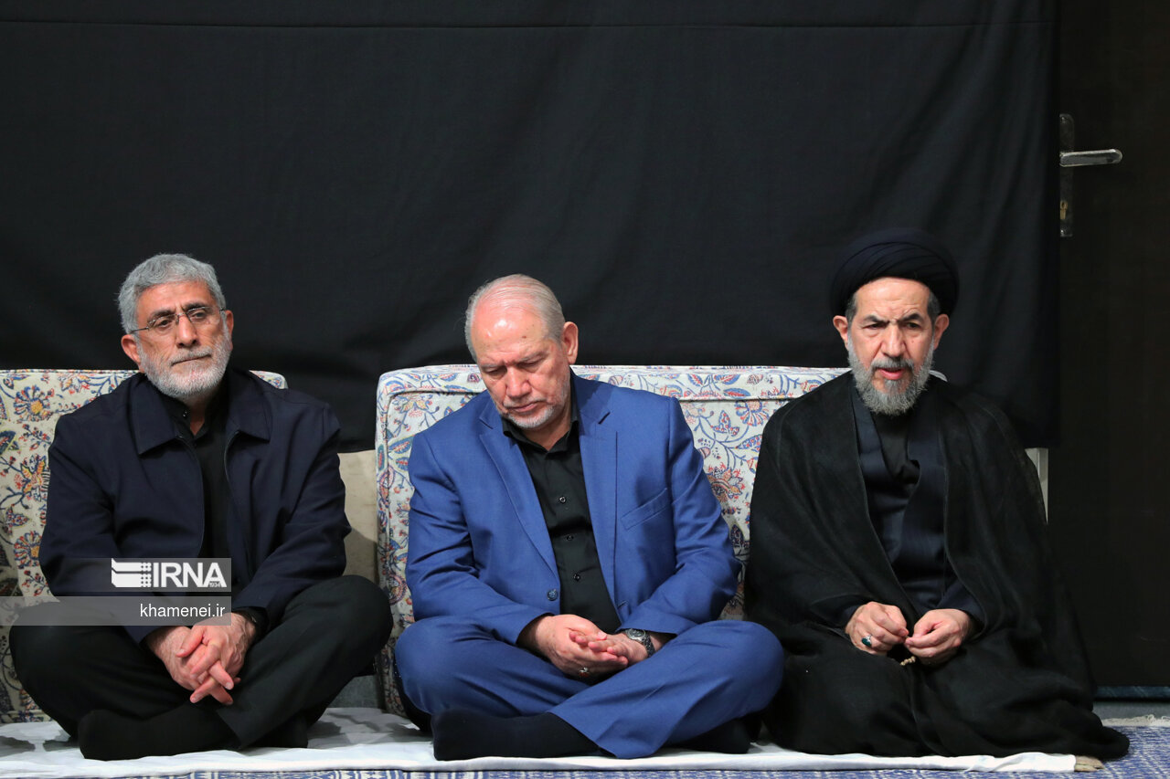 عزاداری شب عاشورا با حضور رهبر انقلاب