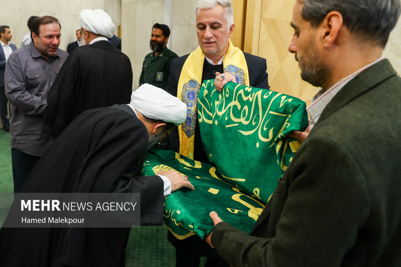 خادمان حرم حضرت عبدالعظیم در صحن مجلس