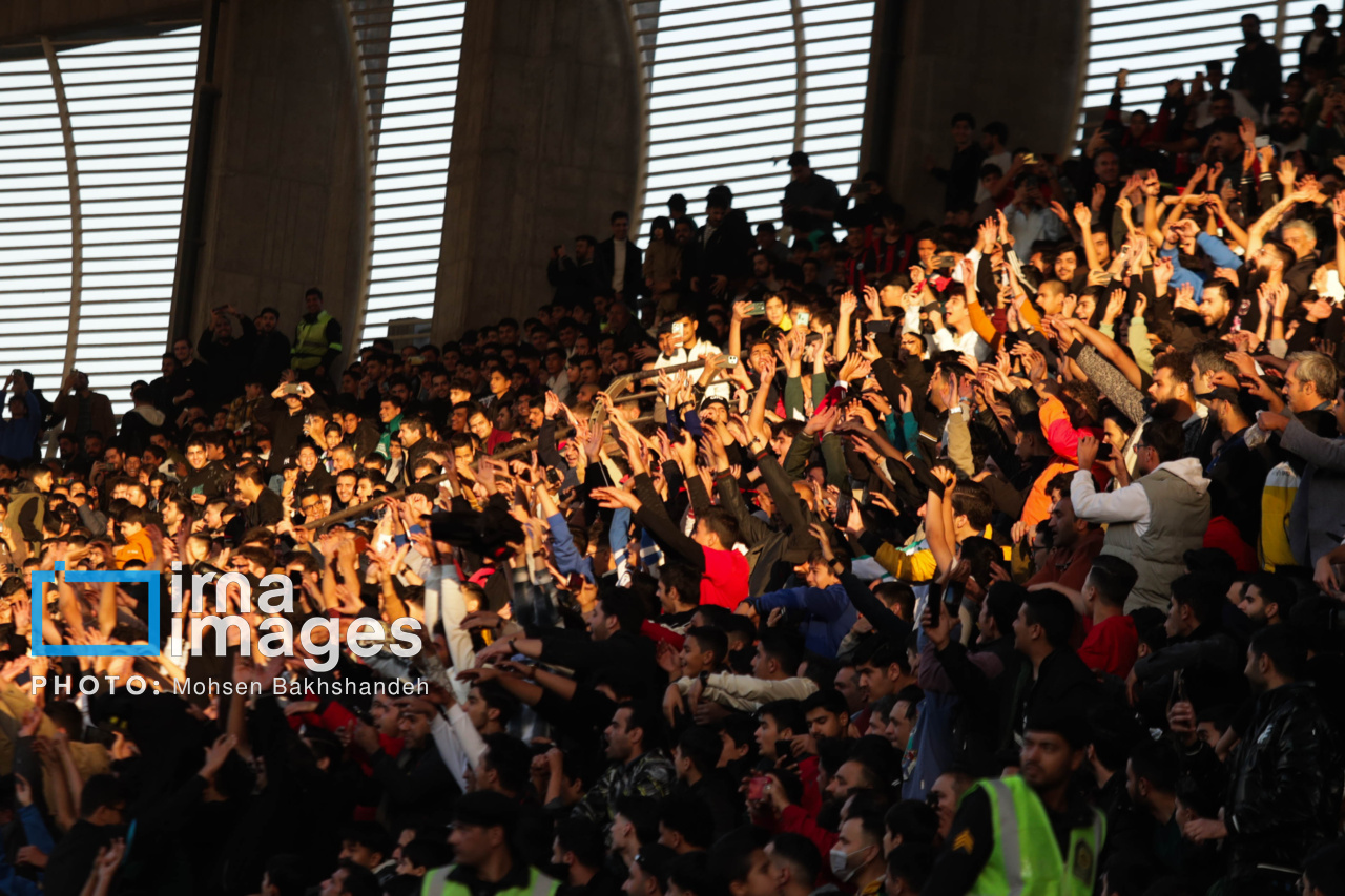 حضور زنان تماشاگر در ورزشگاه امام رضا