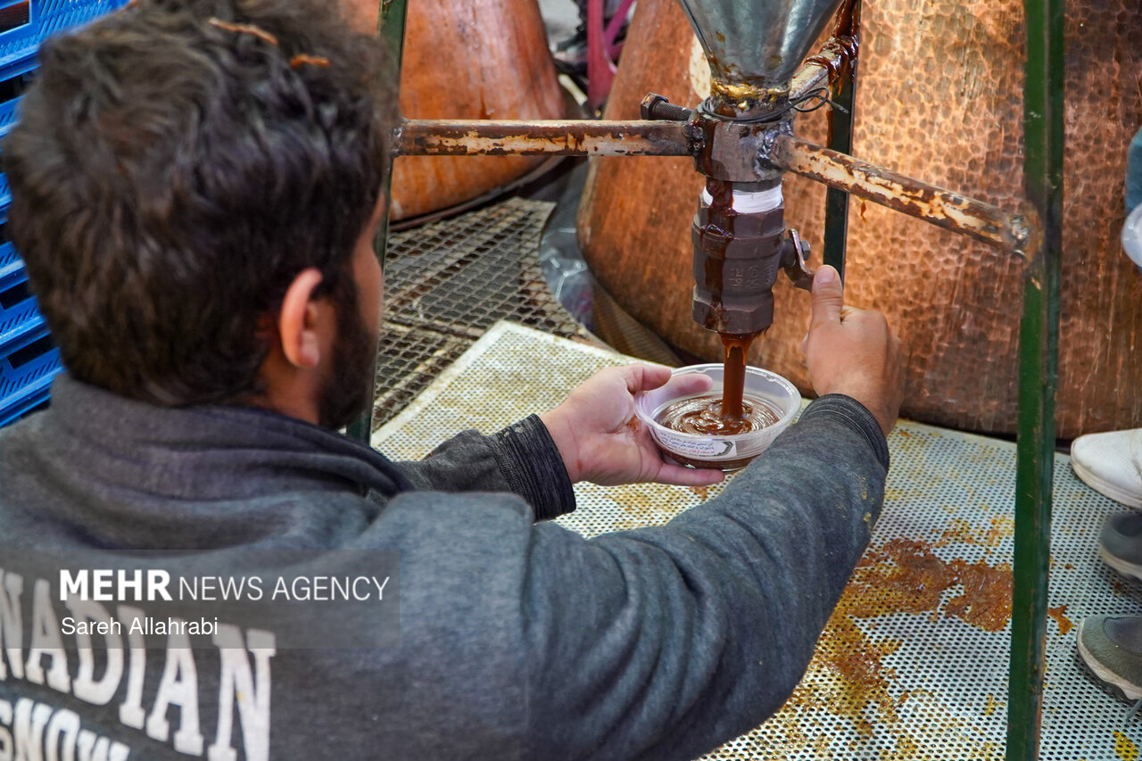 پخت ۵۰ تن سمنو در شیراز