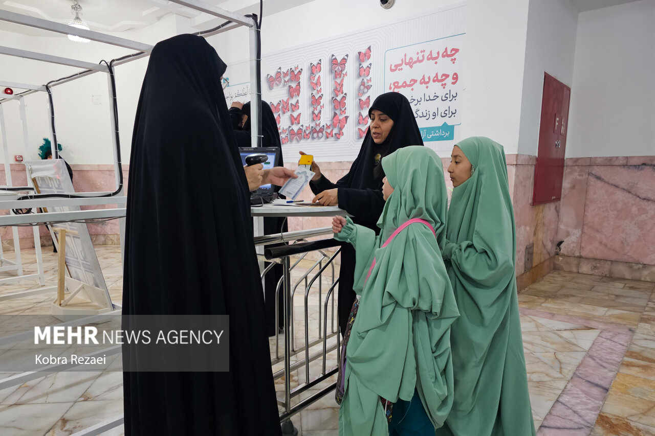 سفره‌ های افطار در حرم مطهر امام رضا (ع)