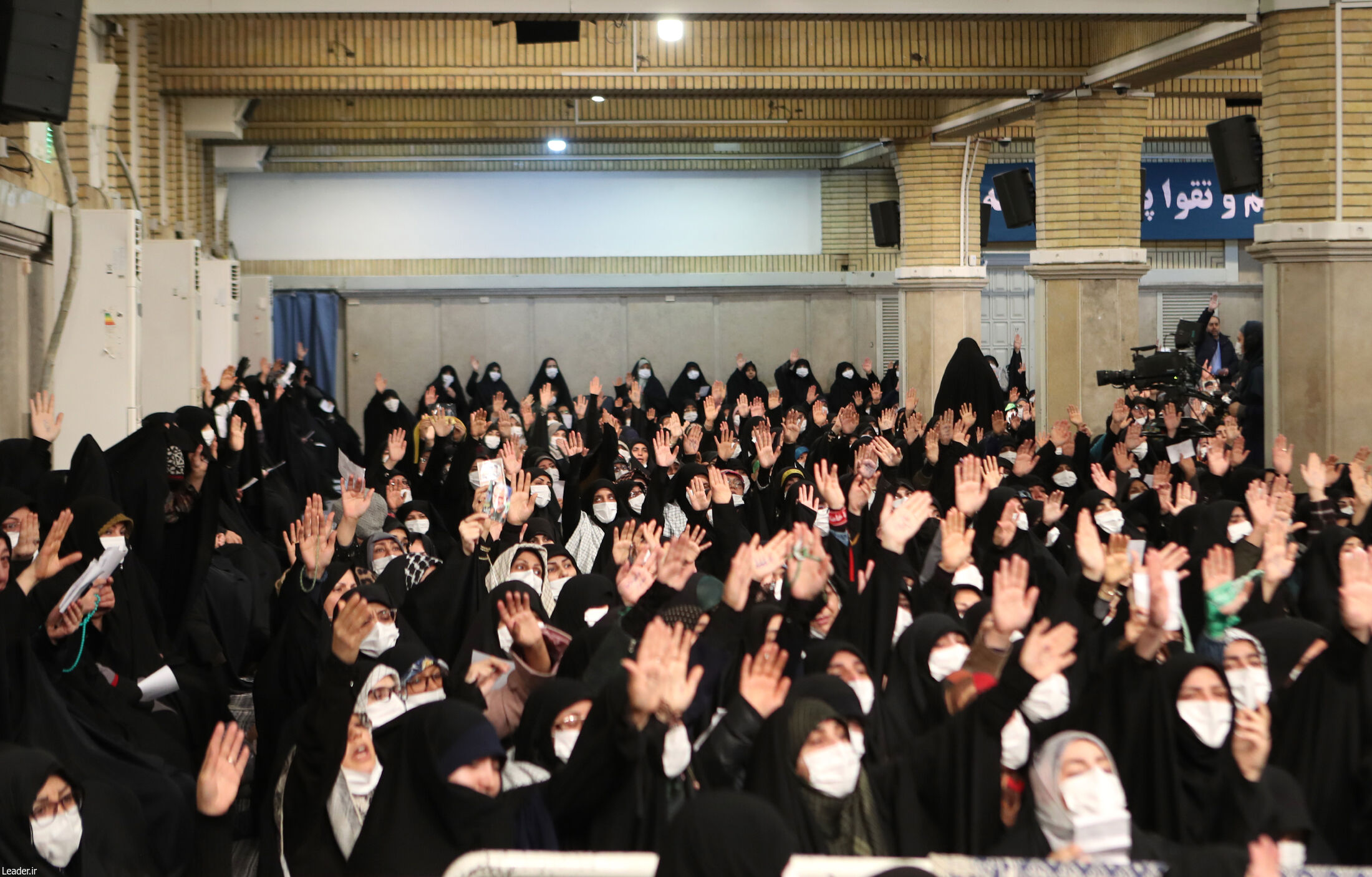  دیدار جمعی از مردم شهر قم با رهبر انقلاب