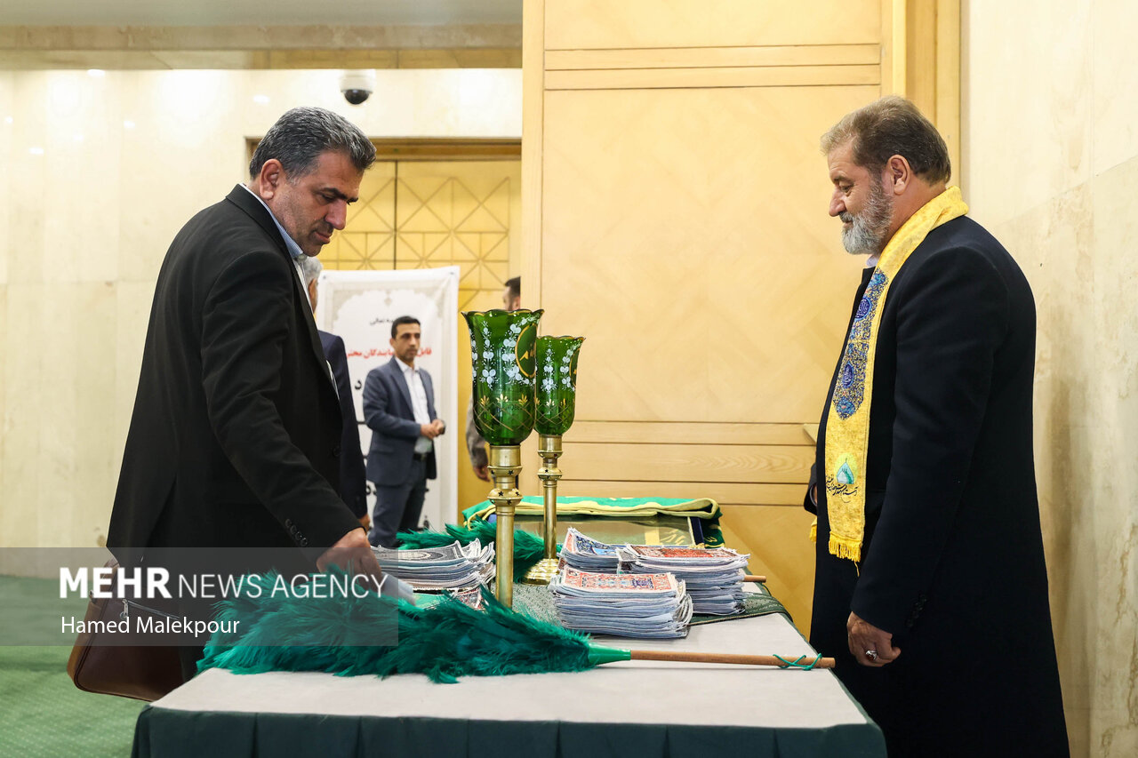 خادمان حرم حضرت عبدالعظیم در صحن مجلس