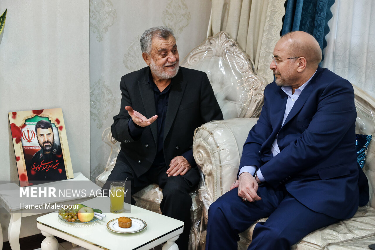 حضور رئیس مجلس در منزل سه تن از شهدای پرواز اردیبهشت