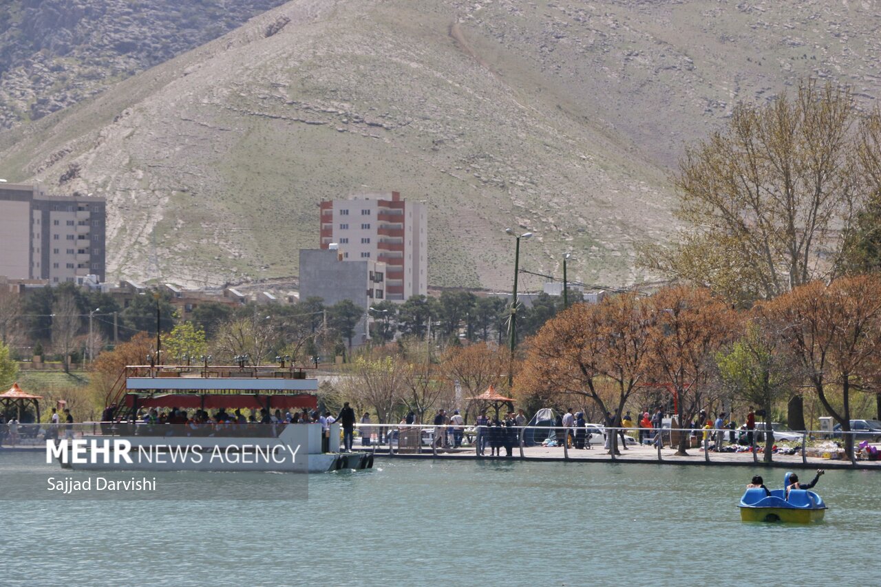 گردشگران نوروزی در پارک و دریاچه کیو خرم‌آباد