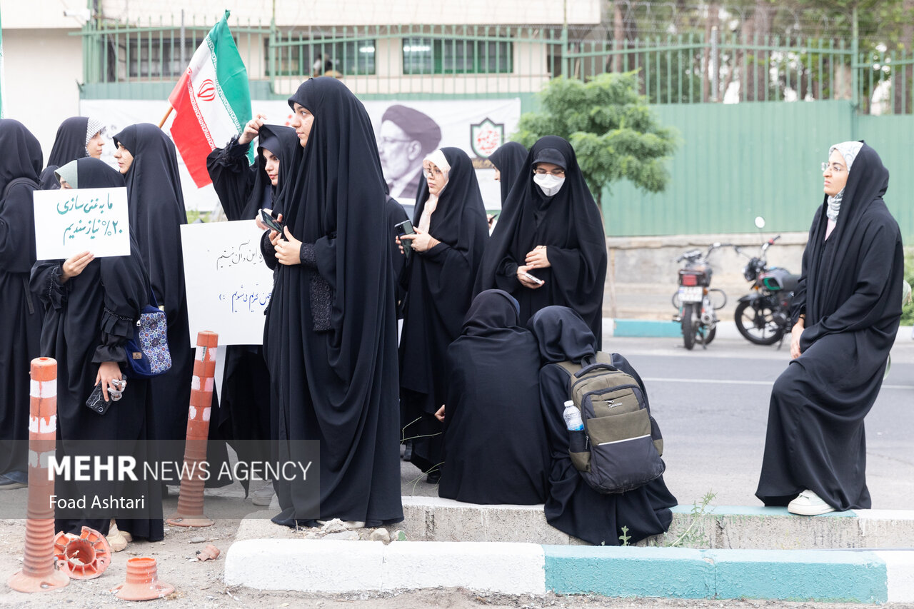 تجمع دانشجویان مقابل سازمان انرژی اتمی