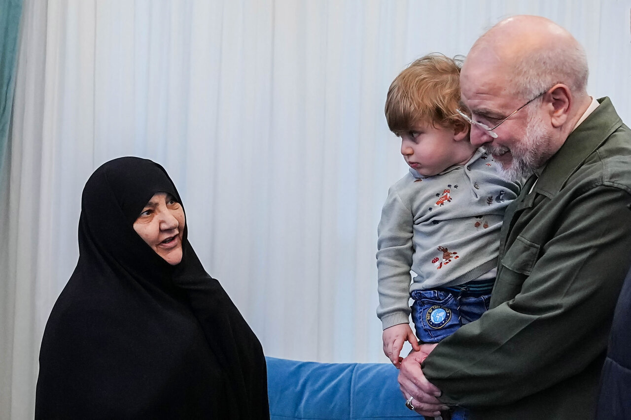 حضور قالیباف در منزل شهید فرج‌الله شوشتری - مشهد مقدس