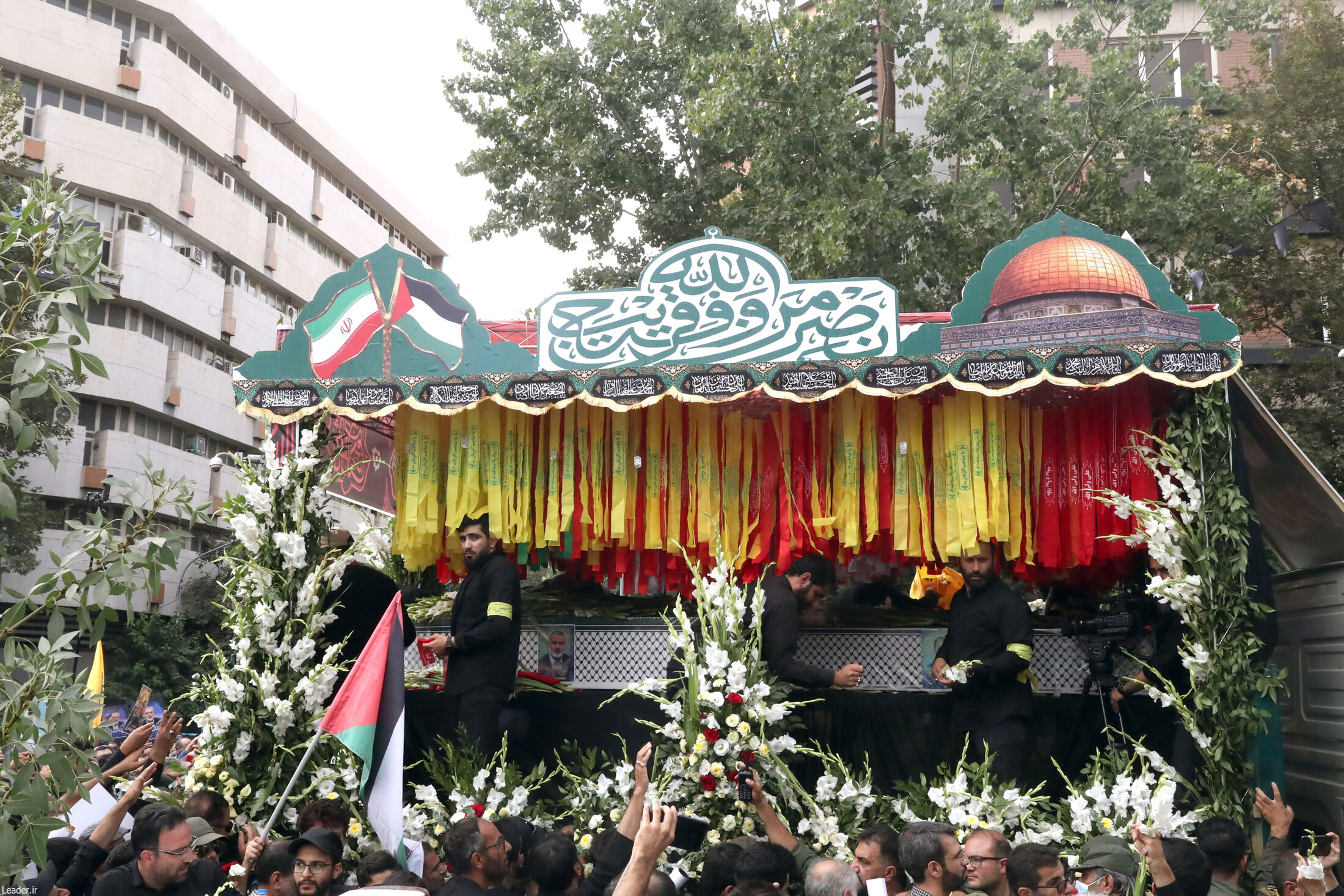 اقامه نماز بر پیکر شهید هنیه به امامت رهبر معظم انقلاب