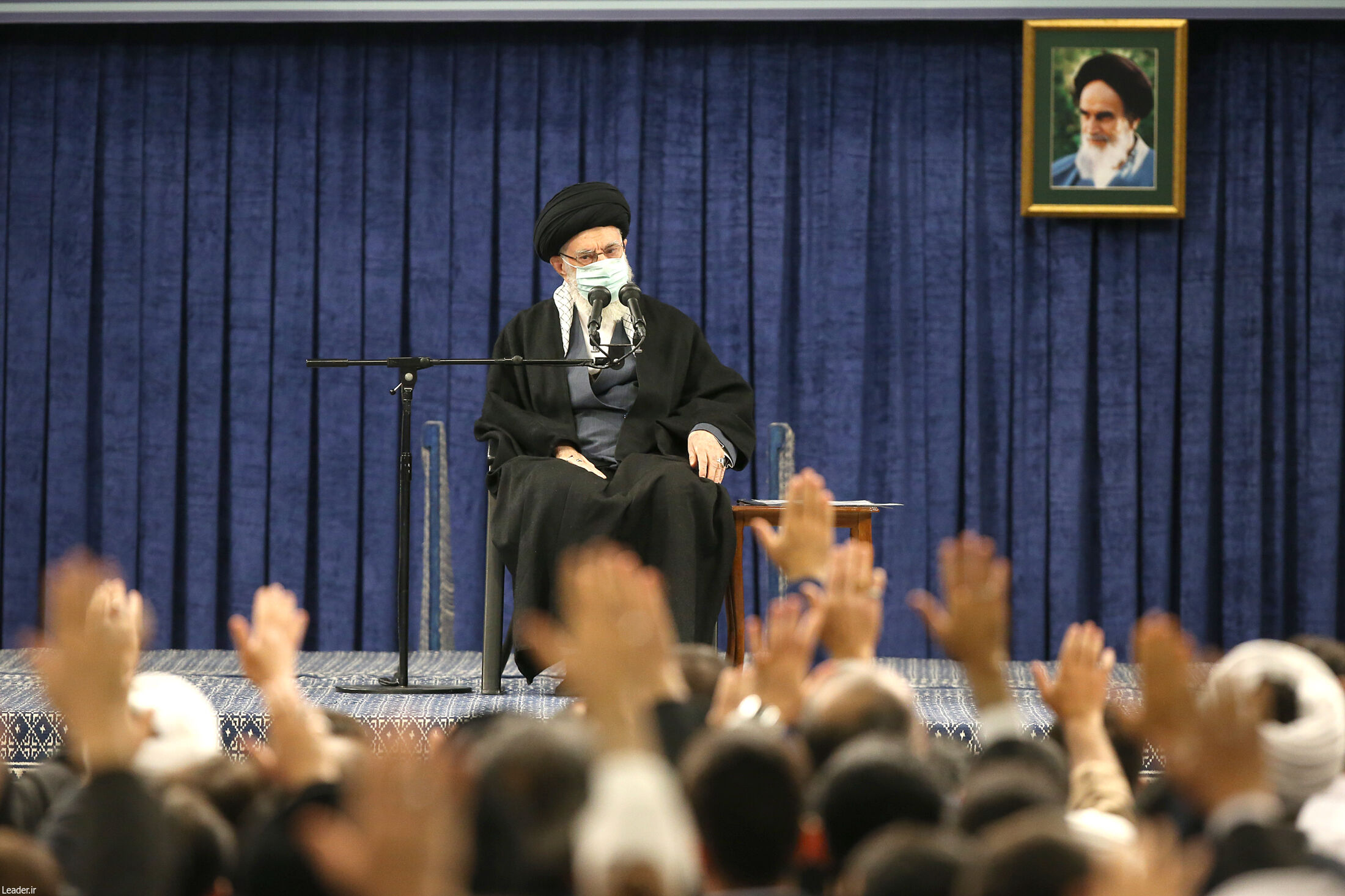  دیدار جمعی از مردم شهر قم با رهبر انقلاب