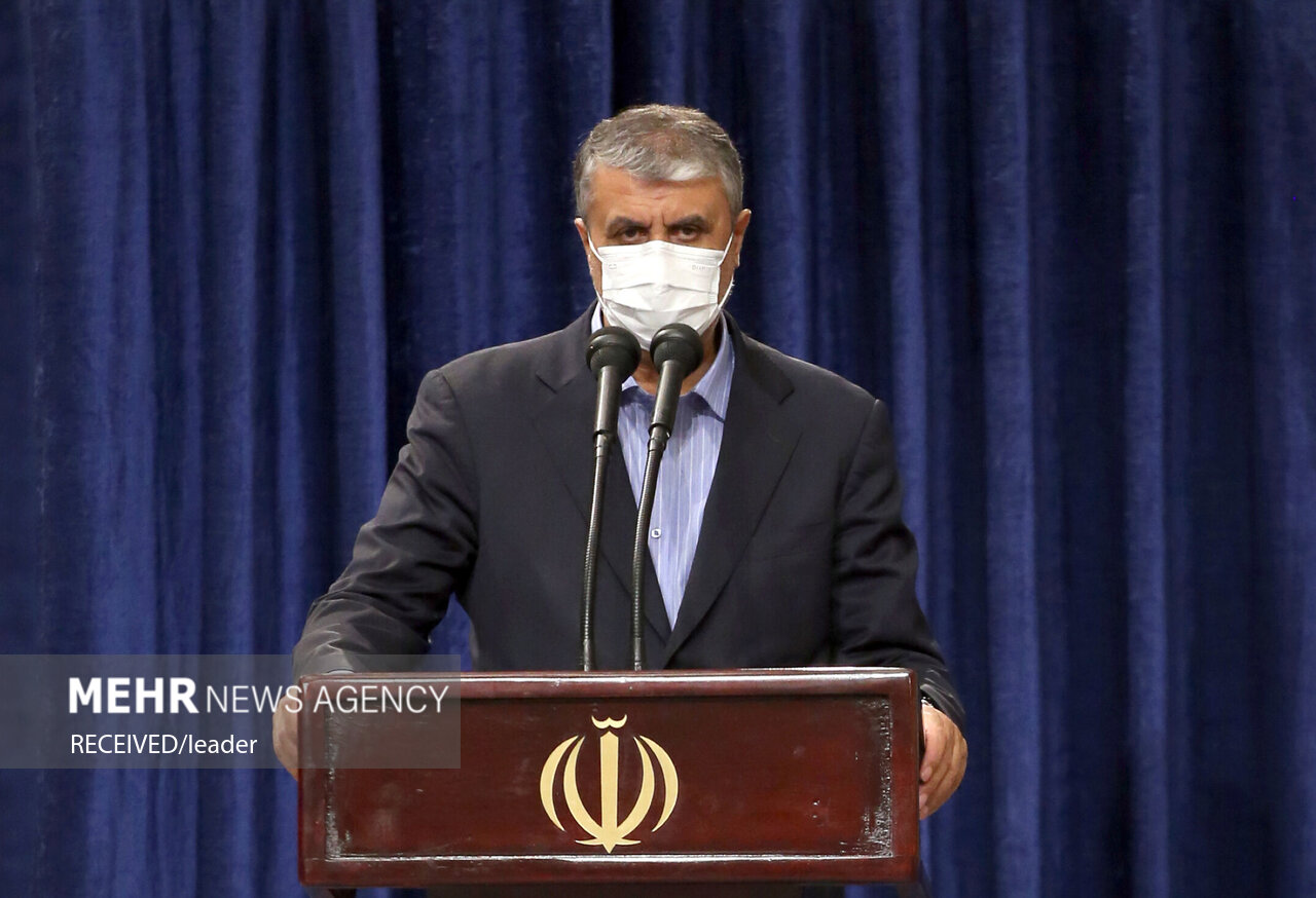 تصاویر بازدید رهبر انقلاب از نمایشگاه دستاوردهای صنعت هسته‌ای