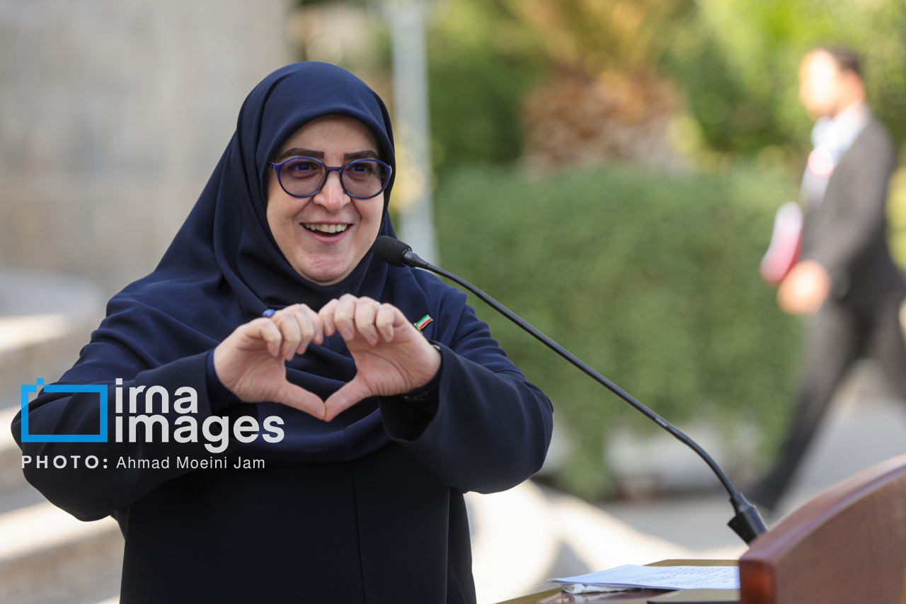 اعضای هیأت دولت در جمع خبرنگاران