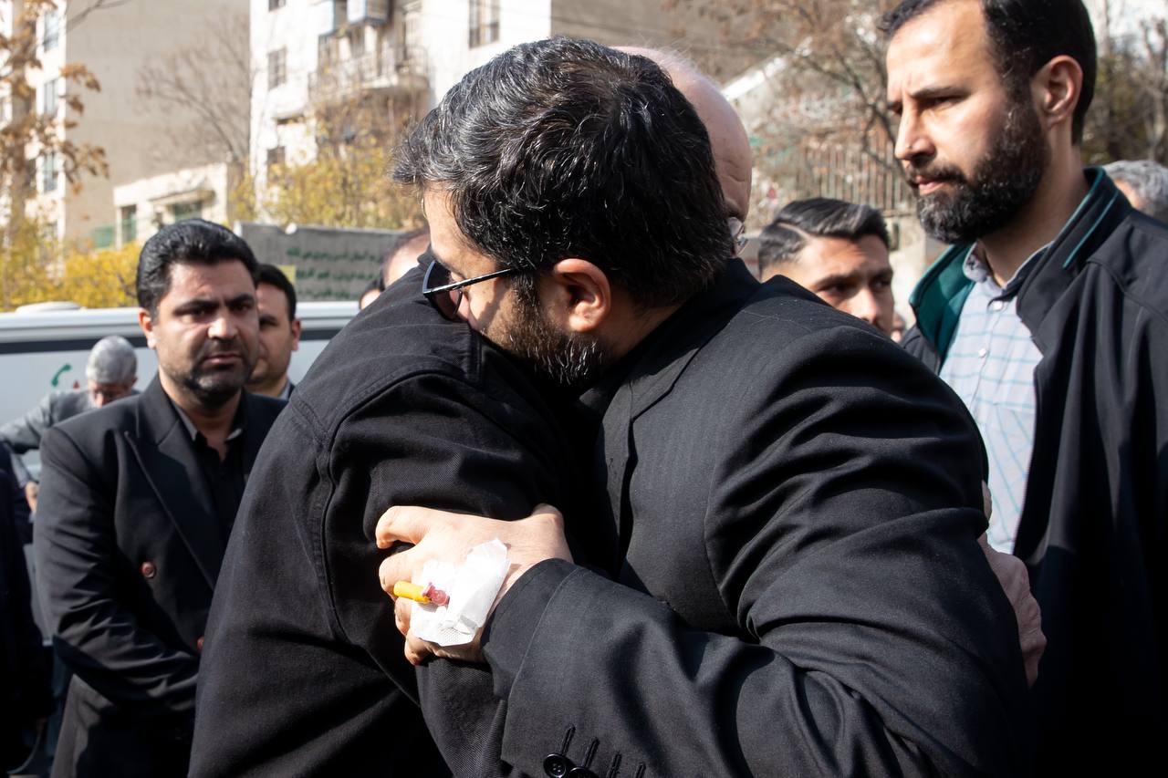 حضور‌ قالیباف در مراسم تشییع همسر و فرزند سقاب اصفهانی 